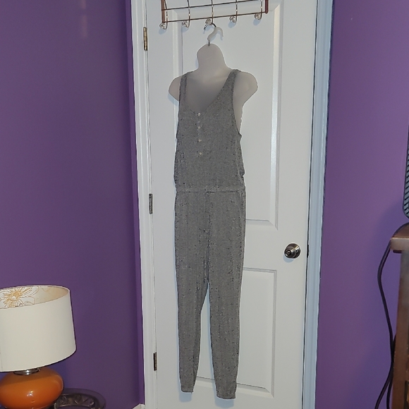 Old Navy Gray Jumpsuit with Scoop Neckline and Tapered Legs - Picture 4 of 9